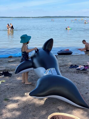 Nær stranden og solsenger
