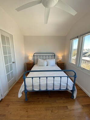 4 bedrooms, travel crib, WiFi, bed sheets - The Raabbit Hole (Ocean Beach)