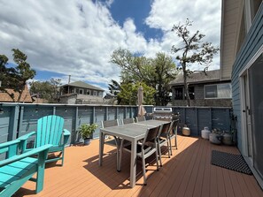 Outdoor dining - The Raabbit Hole (Ocean Beach)