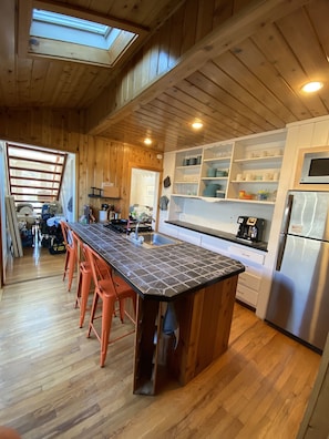 Fridge, microwave, oven, stovetop - The Raabbit Hole (Ocean Beach)