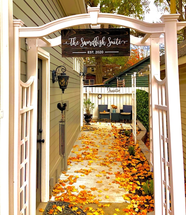 Exterior detail - Beautiful Private Spacious Suite Downtown Franklin (Franklin)