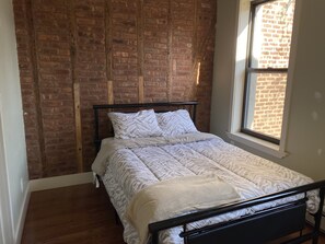 5 bedrooms, iron/ironing board, WiFi, bed sheets - Enjoy a discreet and comfortable stay in Ridgewood, Queens. (Queens)