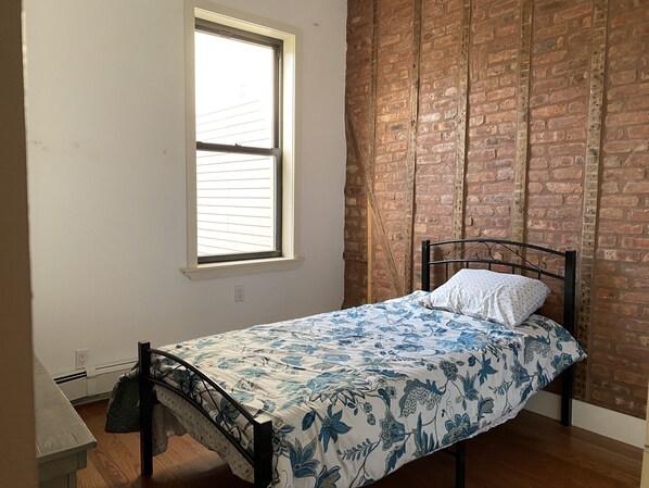 5 bedrooms, iron/ironing board, WiFi, bed sheets - Enjoy a discreet and comfortable stay in Ridgewood, Queens. (Queens)