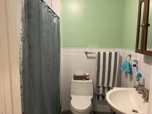 Towels, soap, toilet paper - Enjoy a discreet and comfortable stay in Ridgewood, Queens. (Queens)