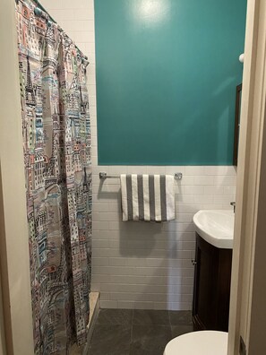 Towels, soap, toilet paper - Enjoy a discreet and comfortable stay in Ridgewood, Queens. (Queens)