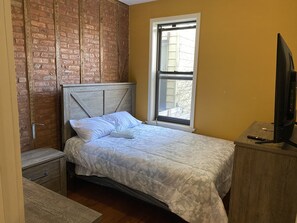 5 bedrooms, iron/ironing board, WiFi, bed sheets - Enjoy a discreet and comfortable stay in Ridgewood, Queens. (Queens)