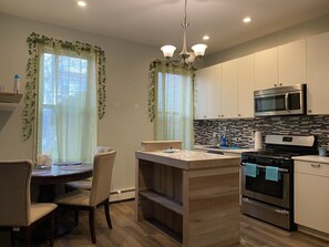 Private kitchen - Enjoy a discreet and comfortable stay in Ridgewood, Queens. (Queens)