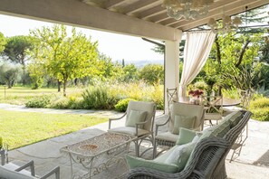 Outdoor dining - PODERI LA ROCCHETTA Unique Estate on Lake Garda (Lombardia)