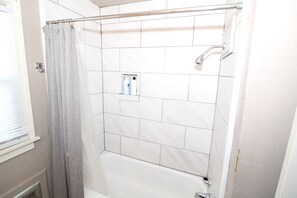 Ensemble baignoire-douche, séchoir à cheveux, serviettes fournies