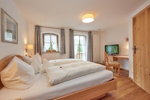 1 bedroom, internet, bed sheets - (06) Comfort vacation apartment with south-east-facing balcony, approx. 67 sqm (Reit im Winkl)