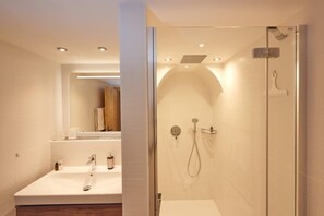 Shower, hair dryer, towels - (06) Comfort vacation apartment with south-east-facing balcony, approx. 67 sqm (Reit im Winkl)
