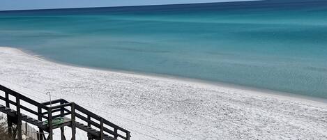 Plage à proximité, chaises longues