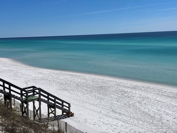 Una spiaggia nelle vicinanze, lettini da mare