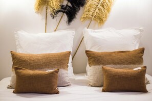 5 bedrooms, iron/ironing board, travel crib, WiFi - the houses of Salvignol (Martrin)
