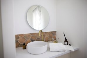 Shower, hair dryer, towels, toilet paper - the houses of Salvignol (Martrin)