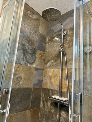 Dusche, Haartrockner, Seife, Toilettenpapier