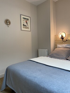 2 bedrooms, desk, iron/ironing board, travel crib