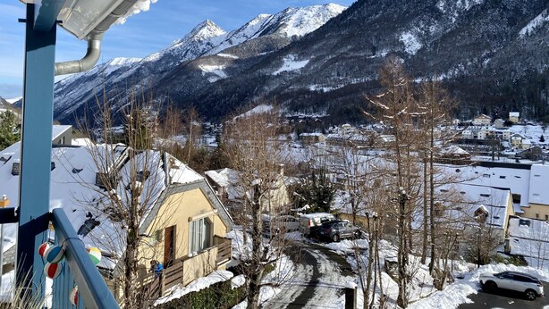 A mountain village with snow-covered houses and a clear view of the mountains. - Cauterets beautifull duplex apartment with terrace (Cauterets)