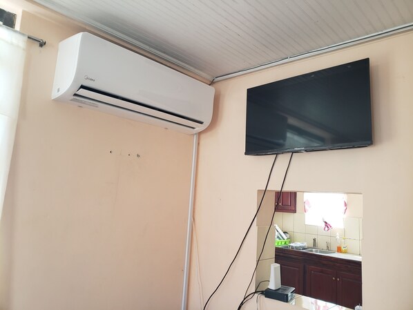 Interior - Property is located in a middleclass community, and fifteen minutes from Roseau. (Roseau)