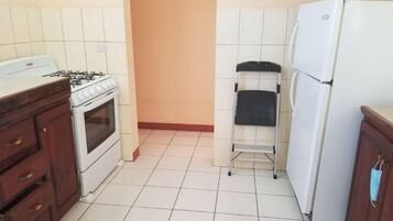 Jääkaappi, mikroaaltouuni, liesi, vedenkeitin