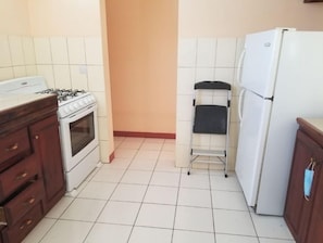 Een koelkast, een magnetron, een kookplaat, een waterkoker