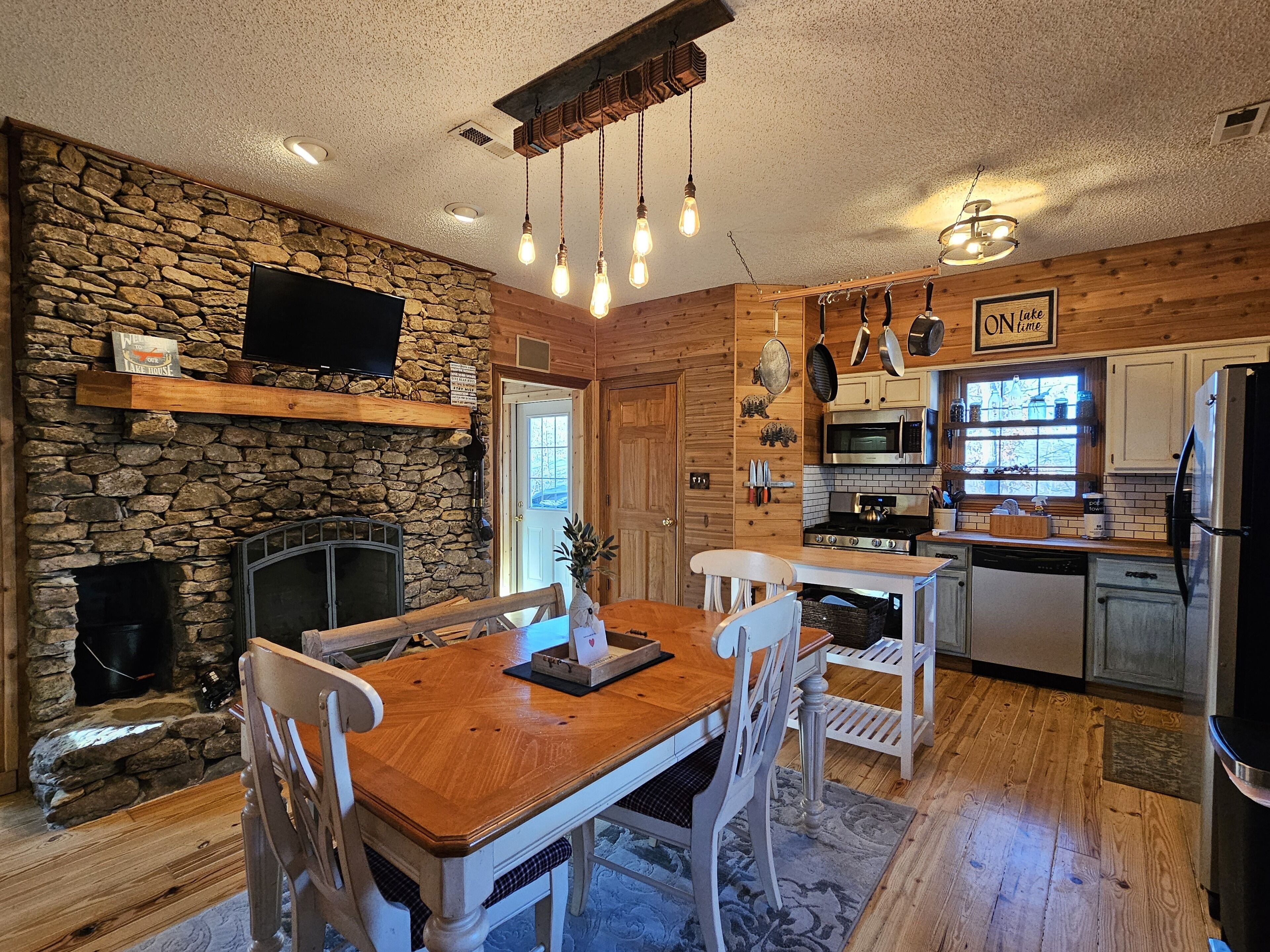 Charming Get-A-Way 11C- Fun, Lake Cumberland, Golf Carts, Pickleball, Pool