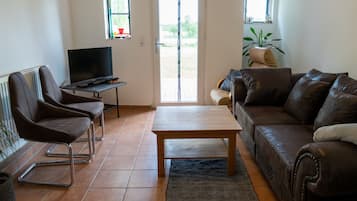 TV, bøker og stereoanlegg