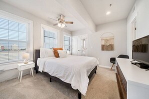 1 habitación, tabla de planchar con plancha y cuna de viaje 