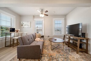Smart TV - Apt 405 · Stunning Apartment with Waco Downtown View (Waco)