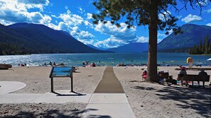 Sun-loungers, beach towels - Riverfront Chalet near Lakes, Mtns. & Leavenworth (Leavenworth)