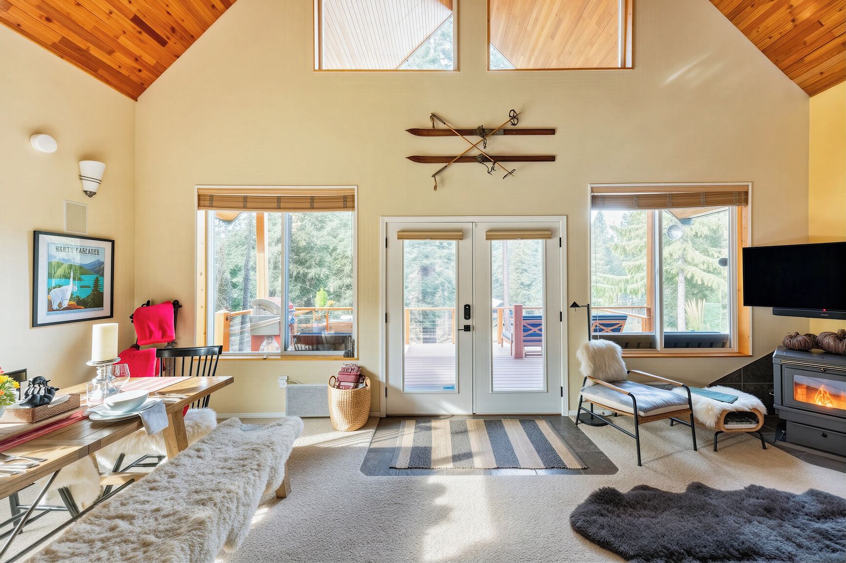 Una Smart TV, una chimenea, libros, una biblioteca de música