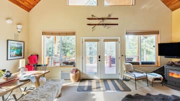 Smart-tv, eldstad, böcker och ett musikbibliotek