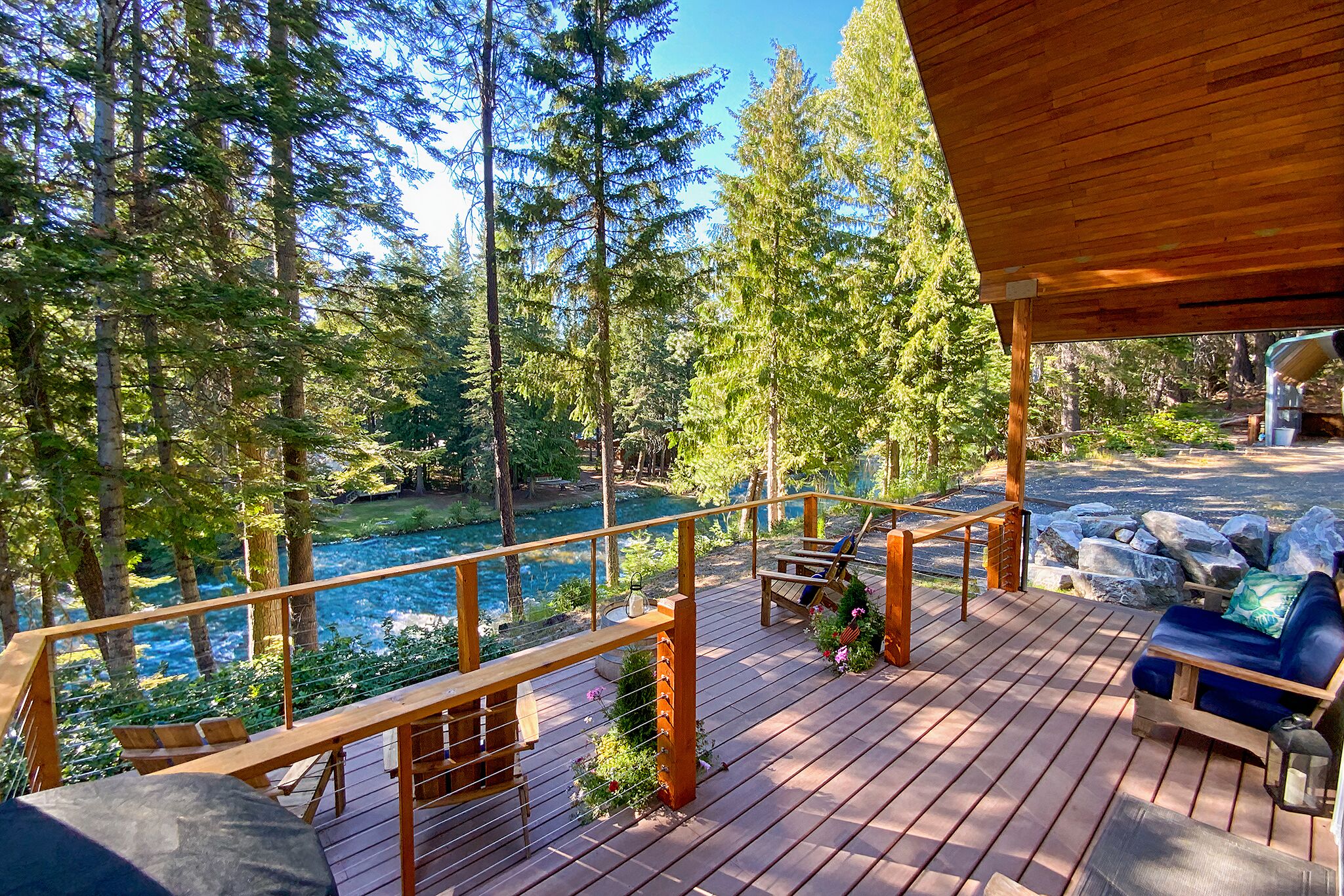 Cozy Riverfront Chalet near Lake Wenatchee, Stevens Pass & Leavenworth!