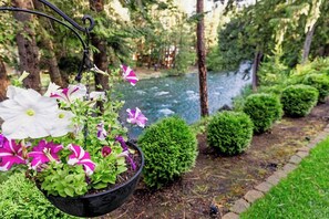 Property grounds - Riverfront Chalet near Lakes, Mountains & Leavenworth! (Leavenworth)