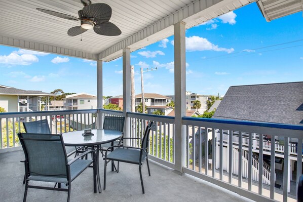 Outdoor dining - Sandy Feet Retreat 2bd/2ba Condo 500ft from Beach (Tybee Island)