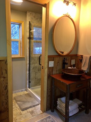 Bathtub, hair dryer, towels, toilet paper - Donner Creekside Cabin (Truckee)