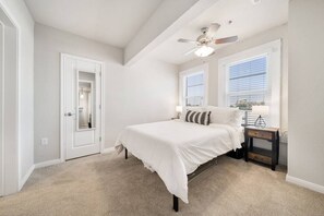 1 habitación, tabla de planchar con plancha y cuna de viaje