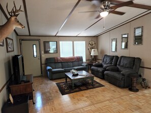 Älytelevisio, DVD-soitin, videokirjasto, stereot