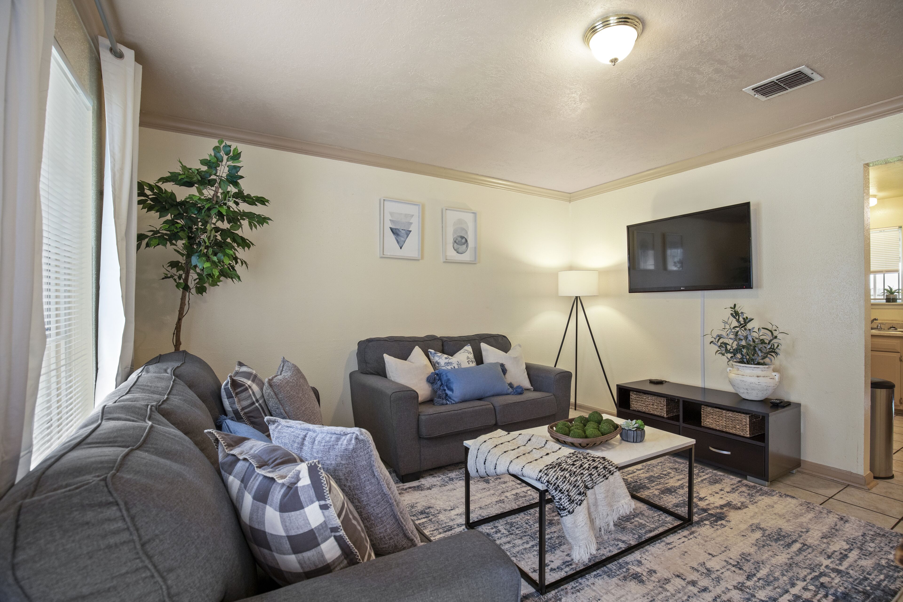 Welcoming 4 Bedroom House | Near Chinatown | King Bed | Full Office | Fast WiFi