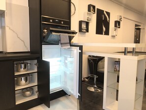 Signature Apartment | Private kitchen | Full-size fridge, microwave, oven, stovetop