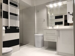 Signature Apartment | Bathroom | Shower, rainfall showerhead, designer toiletries, hair dryer
