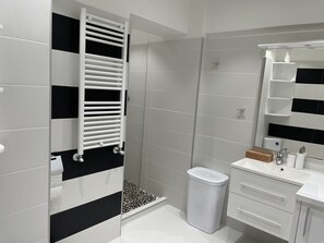 Departamento Prestigio | Baño | Regadera, regadera tipo lluvia, amenidades de baño de diseñador 