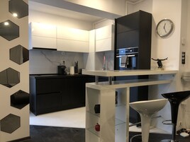 Apartamento Signature | Zona de estar | Una televisión LED, Netflix, películas de pago, servicios de streaming