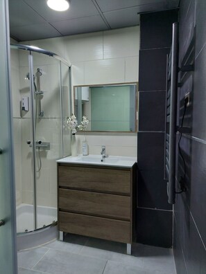 Douche, séchoir à cheveux, serviettes fournies, savon