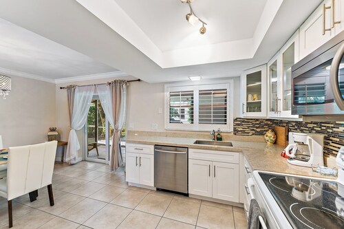 Spacious Beach Apt Walking Distance to Everything