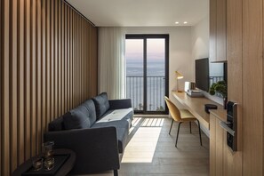 Junior-sviitti, järvinäköala | Tallelokero huoneessa, työpöytä, pimennysverhot, äänieristys