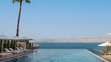 Una piscina al aire libre de temporada