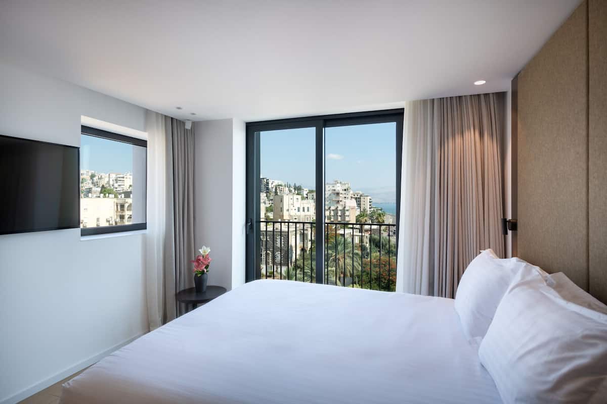 junior suite, city view | in-room safe, desk, blackout curtains, soundproofing