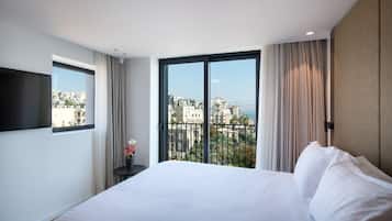 Junior Suite, City View | In-room safe, desk, blackout drapes, soundproofing