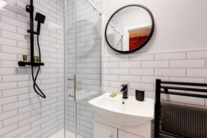 Shower, towels - Bondgate Hotel East Midlands Airport (Derby)